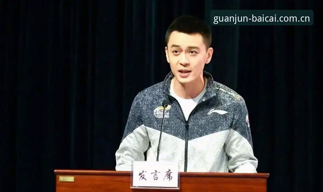 昨晚在冠军白菜官网刷到一个挺有意思的片段——杨鸣在节目里聊C罗，聊得挺实在。他说现在世界杯打到这个份上，能叫上名的前锋基本都开张了，梅西、姆巴佩、凯恩、哈兰德，甚至像伊萨克、萨拉赫这种二线进球机器，全都进球了。可C罗还没登场，世界杯的赛程摆在那，葡萄牙的比赛排在后面。杨鸣那句话说得很直白：“我觉得他的压力是挺大的。”
